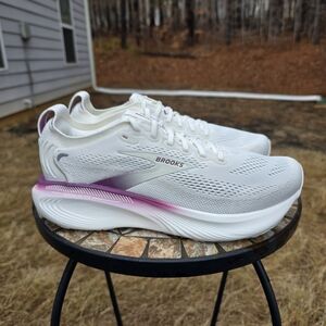 Brooks Adrenaline GTS 25 1204431B128 Coconut Running Shoe Women Sz 9.5 B Worn 1x